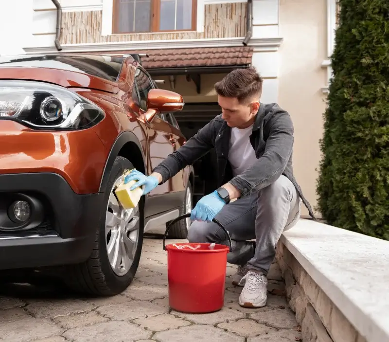 Lavage auto à domicile Forges de Lanouée : professionnel intervenant sur un véhicule